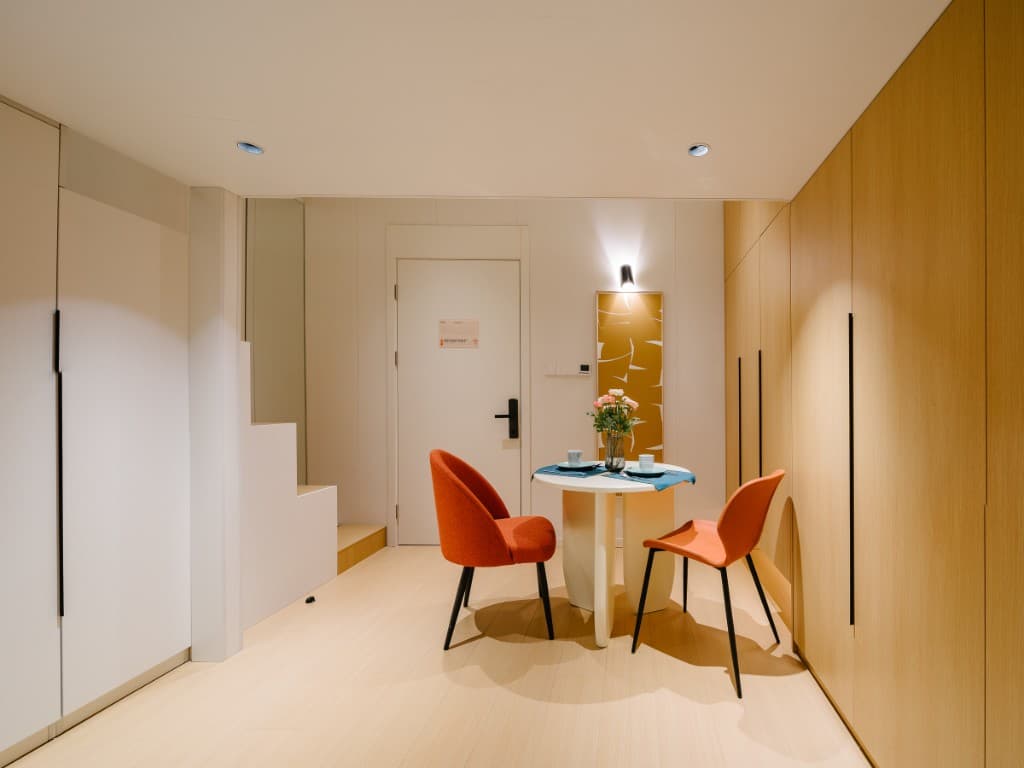 暖光 LOFT 一居室 餐桌与入户